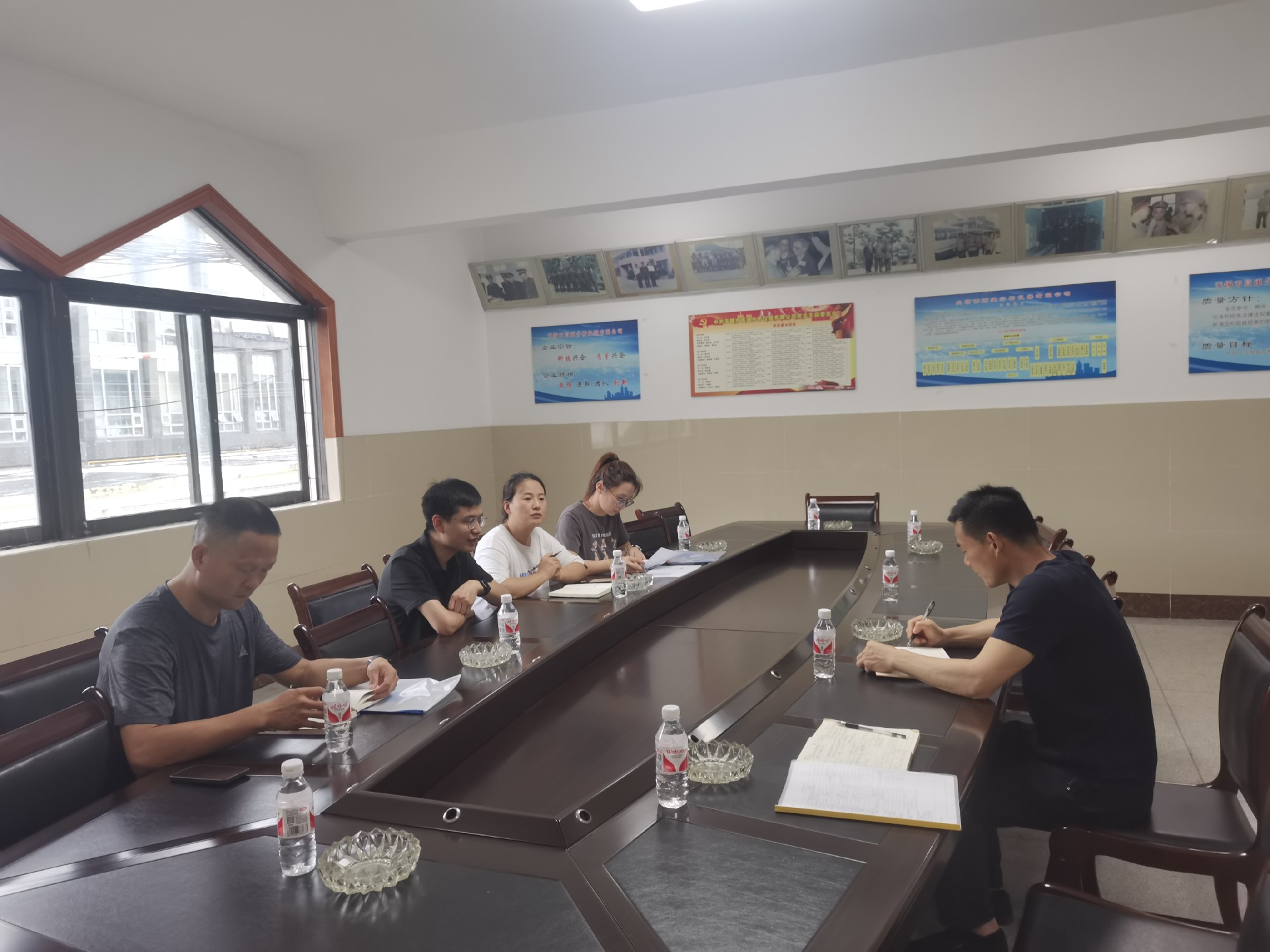 街道社區領導走進企業.jpg